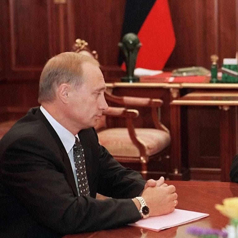 Der russische Präsident Boris Jelzin (rechts) und der von ihm vorgeschlagene Ministerpräsident Wladimir Putin am 10. August 1999 im Moskauer Kreml (Foto: dpa Bildfunk, picture-alliance / dpa | Stf)