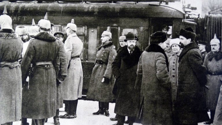 Russische Unterhändler treffen ein, um den vorgeschlagenen Vertrag von Brest-Litowsk zu erörtern. Der Vertrag wurde am 3. März 1918 zwischen der neuen bolschewistischen Regierung Sowjetrusslands und den Mittelmächten (Deutschland, Österreich-Ungarn, Bulgarien und dem Osmanischen Reich) unterzeichnet. Damit endete Russlands Teilnahme am Ersten Weltkrieg.