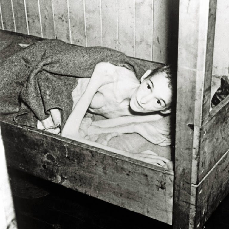 Ein an Typhus erkrankter Überlebender des KZ Bergen-Belsen nach der Befreiung des Konzentrationslagers am 15. April 1945 durch britische Truppen