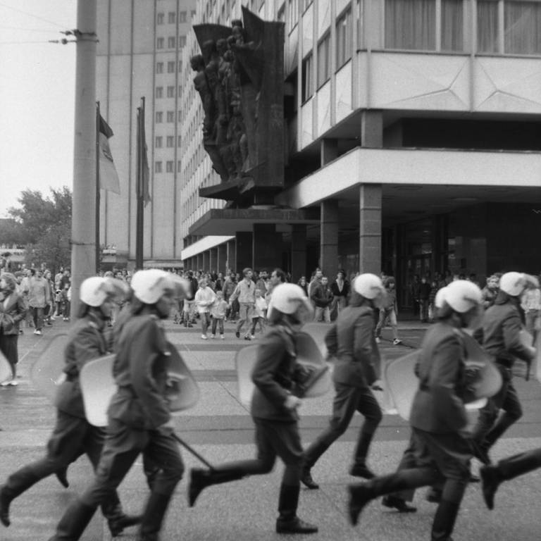 Polizisten gehen in Leipzig 1989 gehen "Zusammenrottungen" vor. 