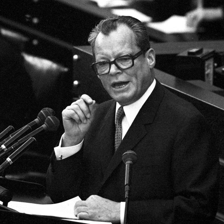 Bundeskanzler Willy Brandt gibt am 28. Oktober 1969 vor dem Deutschen Bundestag in Bonn eine Regierungserklärung ab. (Foto: picture-alliance / Reportdienste, (c) dpa - Bildarchiv)