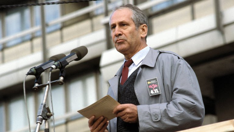 Markus Wolf, Generaloberst des Ministeriums für Staatssicherheit, hält während der Protestkundgebung auf dem Alexanderplatz in Berlin am 4.11.1989 eine Rede