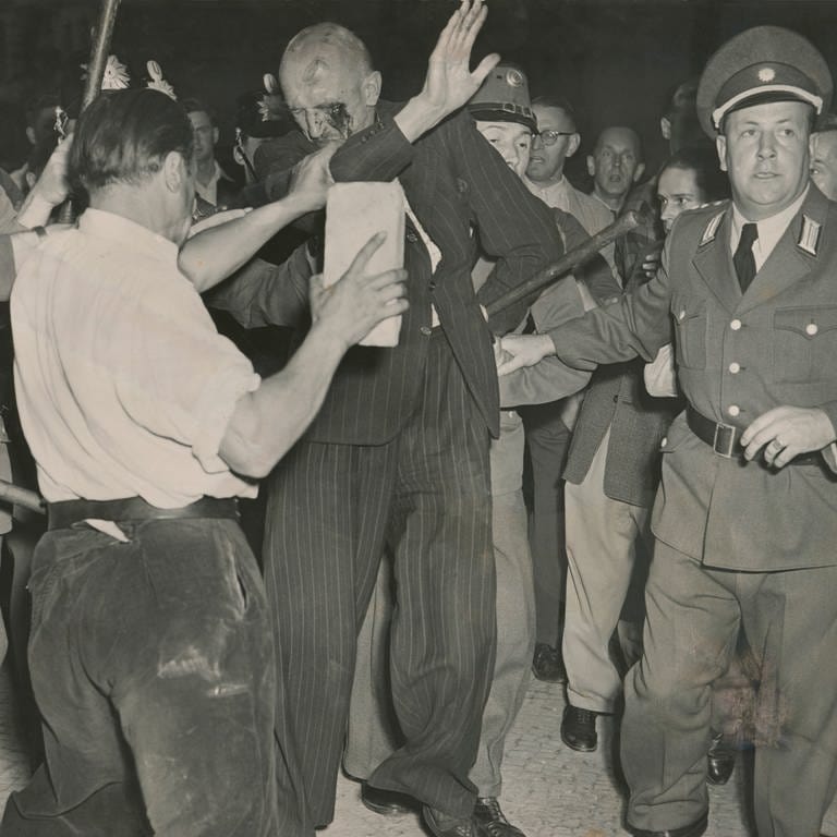 Kundgebung gegen die Entführung von Walter Linse, Referatsleiter im Untersuchungsausschuß Freiheitlicher Juristen, in die DDR im Juli 1952. Ein Demonstrant wird mit einem Ziegelstein am Kopf verletzt