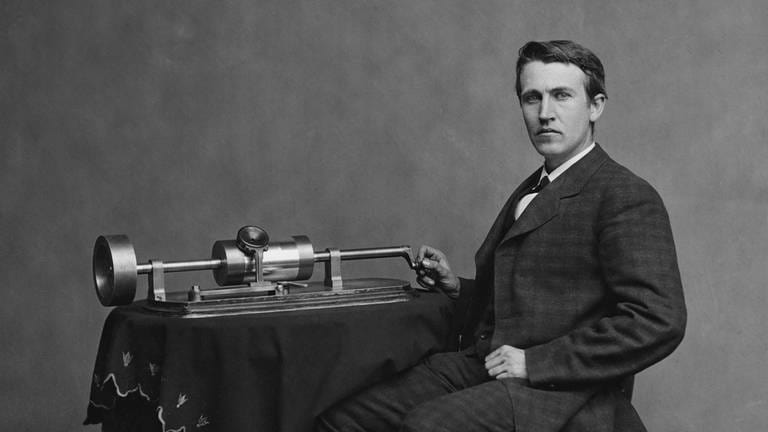 Thomas Alva Edison (1847 - 1931) mit dem 1877 von ihm erfundenen Zinnfolienphonographen. Foto um 187778.
