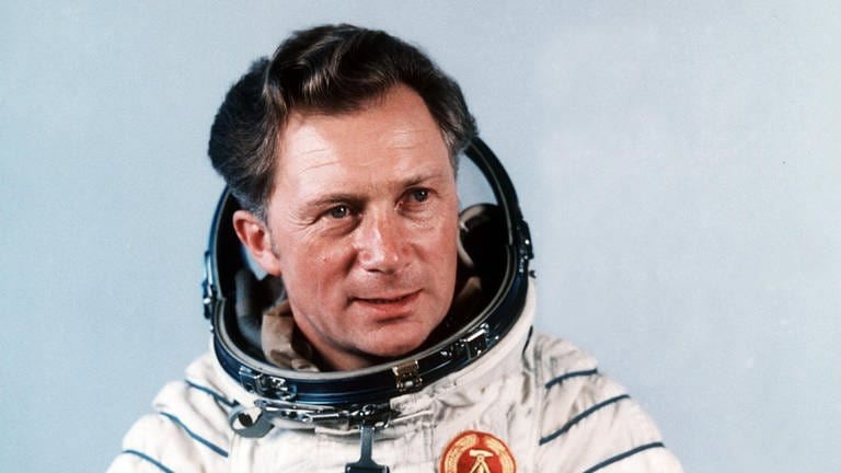 Kosmonaut Sigmund Jähn, aufgenommen nach seinem erfolgreichen Flug mit dem sowjetischen Raumschiff Sojus 31 zur Raumstation MIR im August 1978