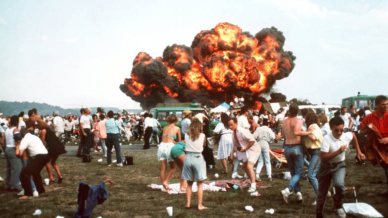 Am 28. August 1988 explodierte bei einer Flugschau in Ramstein ein abgestürztes Flugzeug in der Menge der Zuschauer (Foto: picture-alliance / Reportdienste, picture-alliance / dpa | Kling)