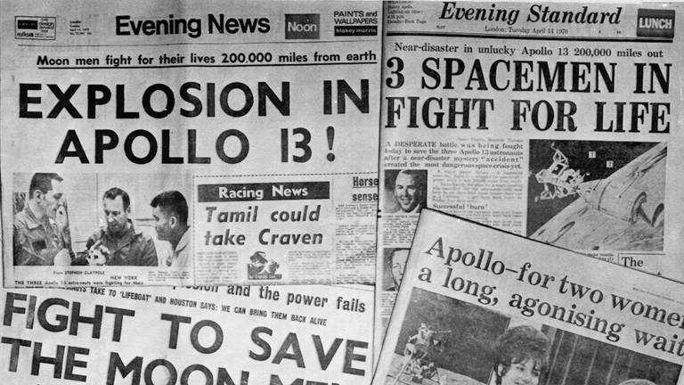 Londoner Abendzeitungen berichten über die Probleme von Apollo 13 