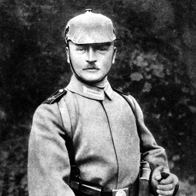 Deutscher Soldat in neuer feldgrauer Uniform mit Helm ohne Pickel (November 1915) (Foto: picture-alliance / Reportdienste, picture-alliance / (c) Illustrated London News Ltd/ | -)