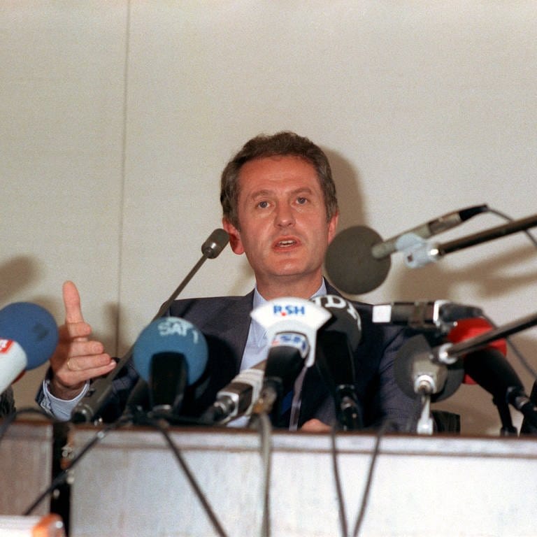 18.9.1987: Barschel gibt sein berühmtes Ehrenwort, dass die Vorwürfe gegen ihn haltlos seien. (Foto: picture-alliance / Reportdienste, Werner Baum)