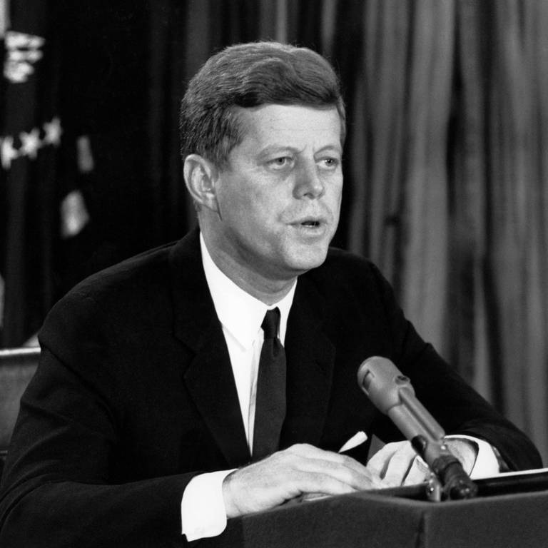 US-Präsident John F. Kennedy kündigt am 22. Oktober 1962 im Fernsehen an, dass die USA eine Blockade Kubas durchsetzen