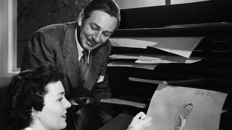 Walt Disney, Produzent von "Alice im Wunterland", besucht 1951 die Grafikabteilung, um die laufenden Arbeiten zu überprüfen (Foto: IMAGO, IMAGO / Everett Collection)