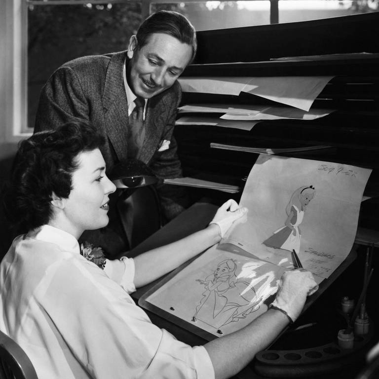 Walt Disney, Produzent von "Alice im Wunterland", besucht 1951 die Grafikabteilung, um die laufenden Arbeiten zu überprüfen