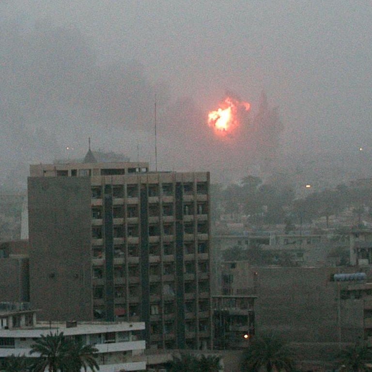 Explosion am 20. März 2003 in Bagdad, nachdem die USA Luftangriffn auf die Hauptstadt es Irak gestartet hat (Foto: picture-alliance / Reportdienste, picture-alliance / dpa | Patrick_Baz)