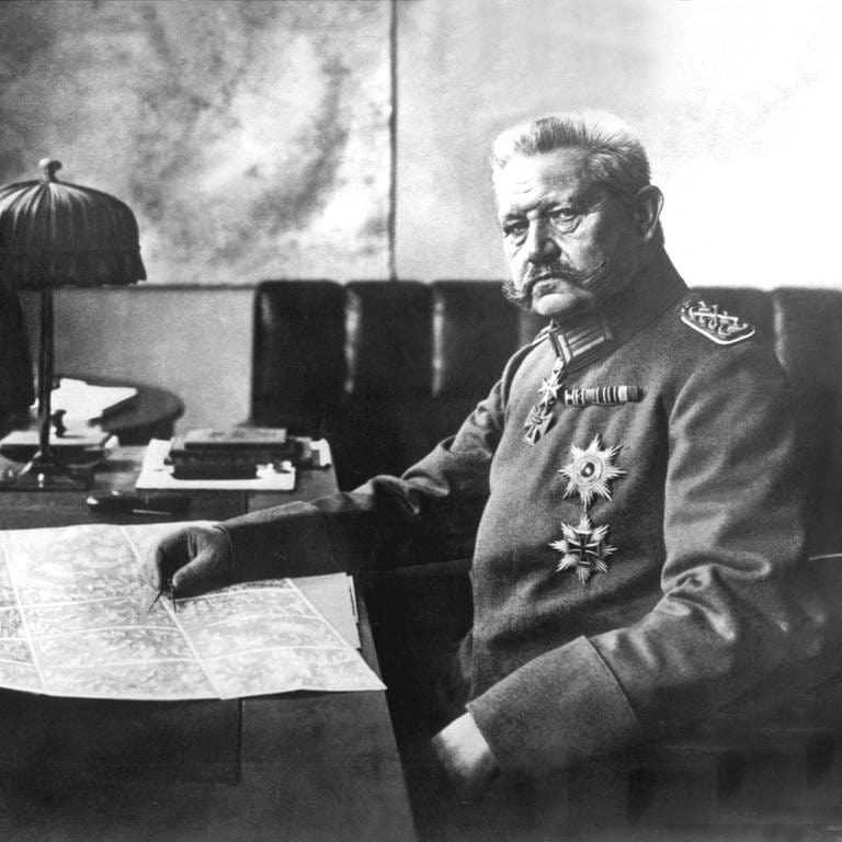 Generalfeldmarschall Paul von Hindenburg (1847 - 1934) am 2. Oktober 1917, seinem 70. Geburtstag, im Großen Hauptquartier des Westens in Bad Kreuznach (Foto: picture-alliance / Reportdienste, picture-alliance / dpa | dpa)