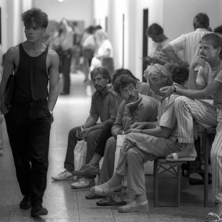 DDR-Flüchtlinge warten im August 1989 auf dem Arbeitsamt im Auffanglager Schöppingen (Foto: IMAGO, IMAGO / bonn-sequenz)