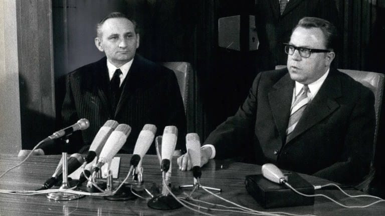 Die Verhandlungen zwischen den Staatssekretären Egon Bahr (links) und Dr. Michael Kohl vom DDR-Ministerrat über einen Verkehrsvertrag zwischen beiden Staaten sind am 27.4.1972 in Ost-Berlin erfolgreich abgeschlossen worden.