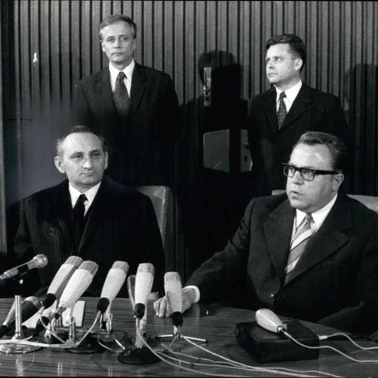 Die Verhandlungen zwischen den Staatssekretären Egon Bahr (links) und Dr. Michael Kohl vom DDR-Ministerrat über einen Verkehrsvertrag zwischen beiden Staaten sind am 27.4.1972 in Ost-Berlin erfolgreich abgeschlossen worden. (Foto: IMAGO, picture alliance / dpa | dpa)