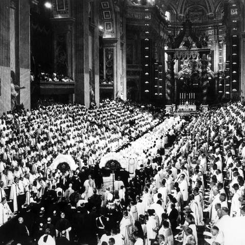 Papst Paul VI. am 29. September 1963 beim Einzug in die Konzilsaula im Petersdom vorbei an den Tribünen der Konzilsväter. Der Papst eröffnete die zweite Sitzungsperiode des Zweiten Vatikanischen Konzils.