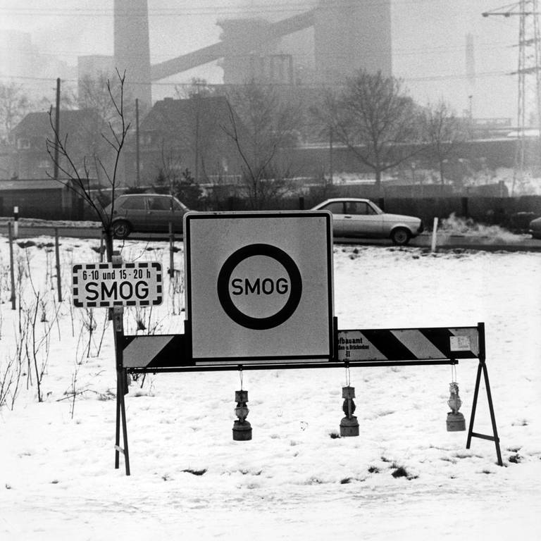 Barrieren für ein Fahrverbot stehen am 17.1.1979 in Oberhausen (Nordrhein-Westfalen) bereit. An diesem Tag gab es den ersten Smog-Alarm in der Geschichte der Bundesrepublik. Die Bevölkerung wurde aufgefordert, auf Autofahrten zu verzichten.
