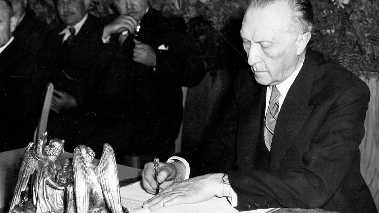 Der Präsidente des Parlamentarischen Rates, Dr. Konrad Adenauer, bei der Unterzeichnung des Grundgesetzes am 23. Mai 1949 um 17 Uhr in Bonn