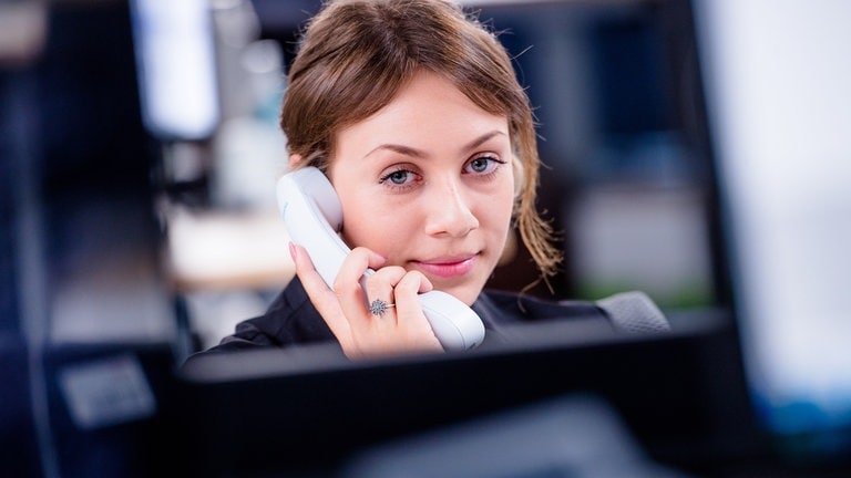Eine Frau hält einen Telefonhörer (Foto: rbb, Gundula Krause)