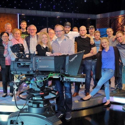 Das Bild zeigt eine Gruppe von Menschen, die an der Besucherführung im SWR teilgenommen haben. Sie stehen hinter einer Kamera. (Foto: SWR, Peter A. Schmidt)