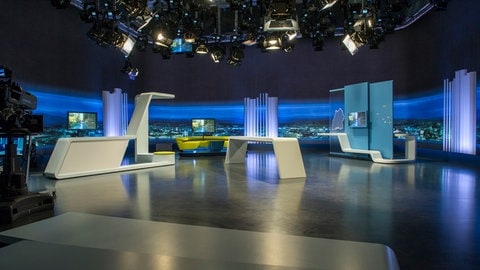 Beleuchtetes Fernsehstudio der SWR-Produktion "Zur Sache Baden-Württemberg". (Foto: SWR)