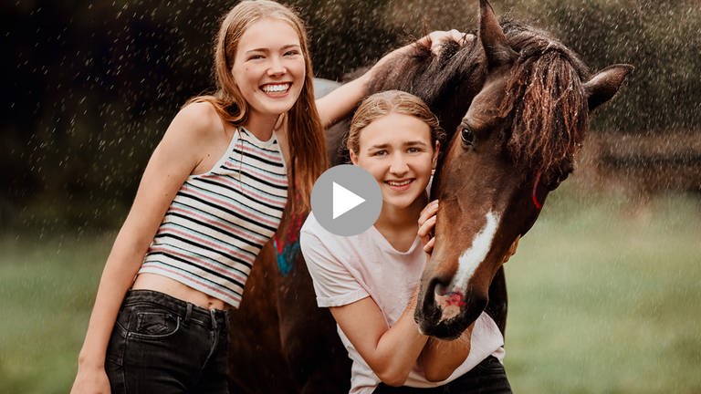 Die Teenager Lia und Lea mit Pferd (Foto: SWR)