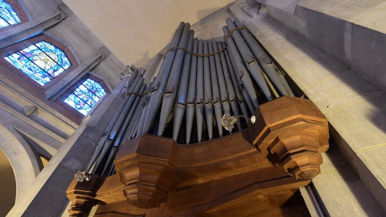 Blick auf die Orgel in der renovierten Kirche von Merris in Frankreich