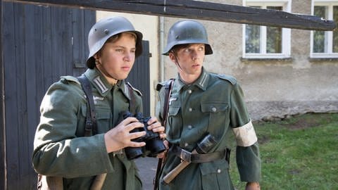 Justus (Arved Friese) gibt Klaus (Matti Zirzow) die Aufgabe, nach amerikanischen Panzern Ausschau zu halten. © SWRLOOKSfilmAndreas Wünschirs