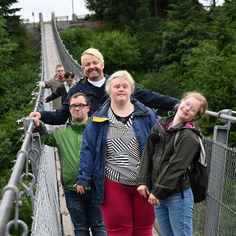 Ein Teil der Gruppe läuft über die Hängeseilbrücke Geierlay im Hunsrück (v.h.n.v: Yannis, Jonas, Ross, Patrick, Angela, Rosalie)