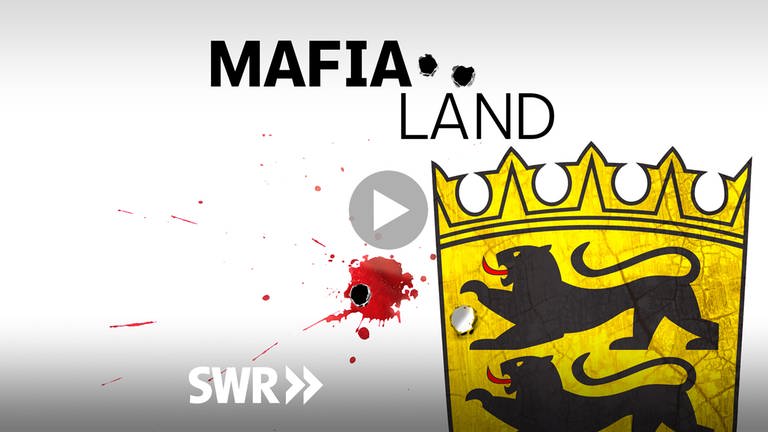 Über dem Wappen Baden-Württembergs steht "Mafia Land", in der Mitte ist ein rotes Eischussloch in den weißen Hintergrund zu sehen. (Foto: SWR)