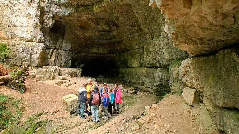 Die Gruppe steht vor dem Eingang zur Falkensteiner Wasserhöhle