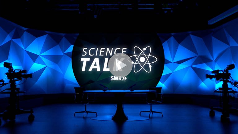 Keyvisual des Wissenstalks "Science Talk" vom SWR. Schriftzug vor blau beleuchtetem Hintergrund. Blick in ein Studio mit TV-Kameras und Tisch für Host und einen Gast.  (Foto: SWR)