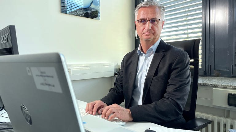 Kriminalhauptkommissar Jörg Biehler sitzt am Computer
