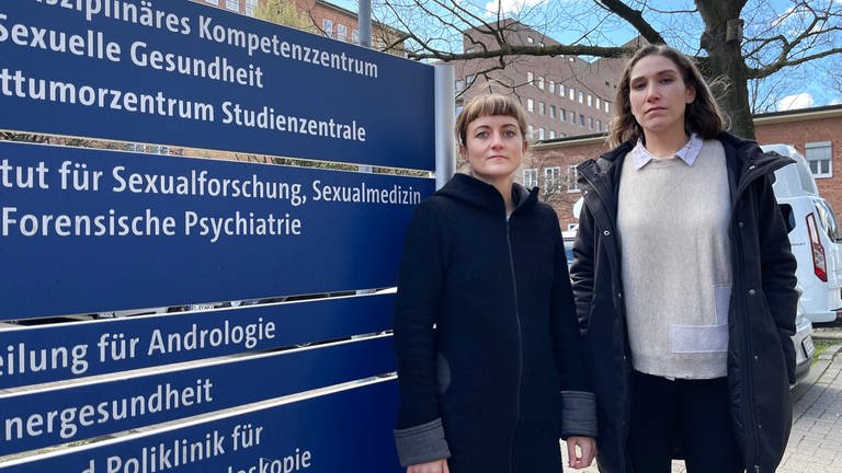 Die Sexualforscherinnen Prof. Johanna Schröder (l.) und Dr. Safiye Tozdan (r.) haben Betroffene von sexualisierter Gewalt durch Frauen befragt: in 62% der Fälle war die Mutter die Täterin.