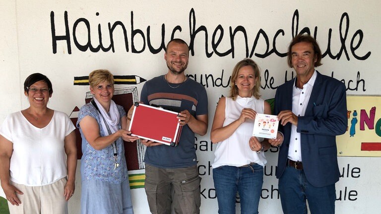 Medientrixx-Plakettenvergabe an der Hainbuchenschule Grundschule Hagenbach (Foto: Privat)