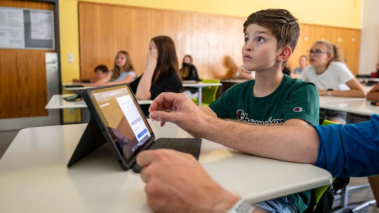 SWR Nachrichtenprofis in der Schule (Foto: SWR) SWR Nachrichtenprofis in der Schule