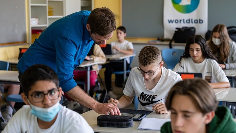 SWR Nachrichtenprofis in der Schule (Foto: SWR) SWR Nachrichtenprofis in der Schule