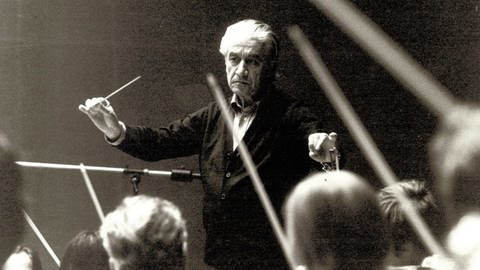 Sergiu Celibidache startet als neuer künstlerischer Leiter des Sinfonieorchesters.
