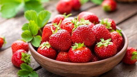 Eine Schale mit Erdbeeren steht auf dem Tisch. Erdbeeren sind gesund und schmecken besonders gut als Kuchen. Aber sie eignen sich auch für herzhafte Rezepte - zum Beispiel im Erdbeer-Spargel-Salat. (Foto: Colourbox) Eine Schale mit Erdbeeren steht auf dem Tisch. Erdbeeren sind gesund und schmecken besonders gut als Kuchen. Aber sie eignen sich auch für herzhafte Rezepte - zum Beispiel im Erdbeer-Spargel-Salat.