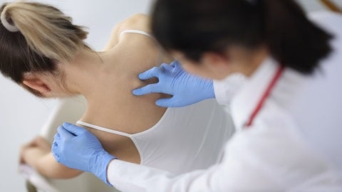 Meist beginnt Osteoporose in der Wirbelsäule. Ein Rundrücken oder körperliches Schrumpfen können erste Anzeichen sein. (Foto: Colourbox) Meist beginnt Osteoporose in der Wirbelsäule. Ein Rundrücken oder körperliches Schrumpfen können erste Anzeichen sein.