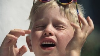 Manche Menschen müssen niesen, wenn sie in die Sonne schauen