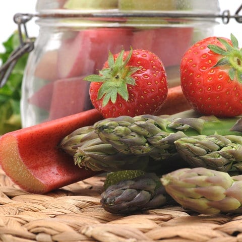 Spargel, Rhabarber: Obst oder Gemüse? Die Unterscheidung ist nicht immer einfach (Foto: IMAGO, imago images / Panthermedia)