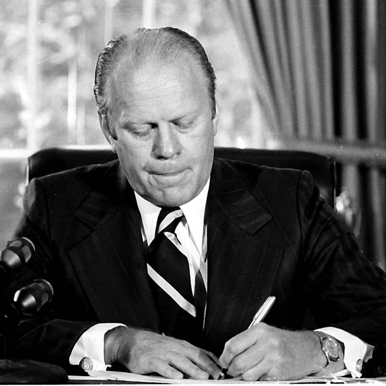 Präsident Gerald Ford unterzeichnet ein Dokument, in dem er dem früheren Präsidenten Richard Nixon "eine vollständige, freie und absolute Begnadigung" für alle "Straftaten gegen die Vereinigten Staaten" während seiner Präsidentschaft gewährt. Ford unterzeichnete das Papier am 8. September 1974 in seinem Büro im Weißen Haus.