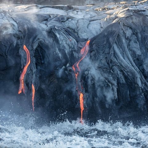 Lava fließt ins Meer