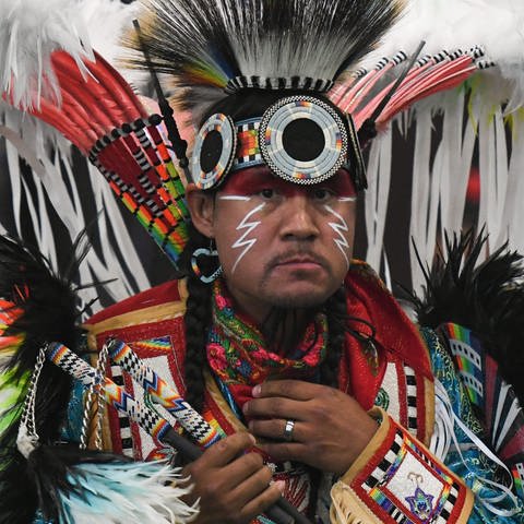 Ein Mitglied der First Nations während des dritten jährlichen traditionellen Pow Wow in Edmonton  Kanada. Über 700 Tänzer der First Nations treffen sich.