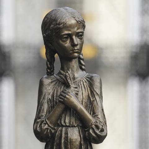 Bronzestatue eins ausgezehrten Mädchens: Erinnerungsstätte an den Holodomor in Kiew  Ukraine