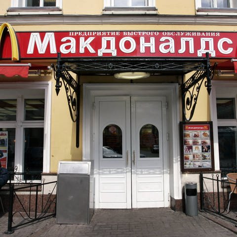 Der Schriftzug "Mc Donald's" an einem Schnellrestaurant in Moskau in kyrillischen Buchstaben. Das kyrillische Alphabet ist bis auf ein paar Ausnahmen die Schrift, in der slawische Sprachen geschrieben werden. Sie wurde extra für diese Sprachen mit ihren Besonderheiten entwickelt, und sie hat ihre Wurzeln auf dem Balkan.  (Foto: IMAGO, IMAGO / Pius Koller)