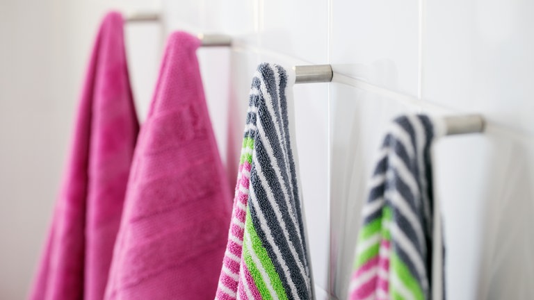 4 Handtücher an 4 Haken: Handtücher sollte man alle zwei bis drei Tage wechseln, bei Hautkrankheiten auch öfter (Foto: Colourbox)